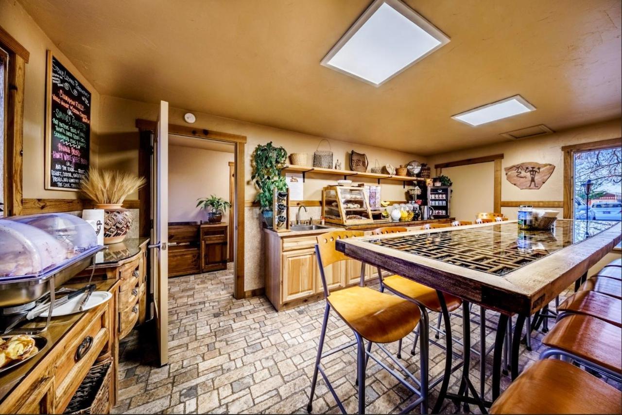 Stone Lizard Lodge Бландинг Экстерьер фото