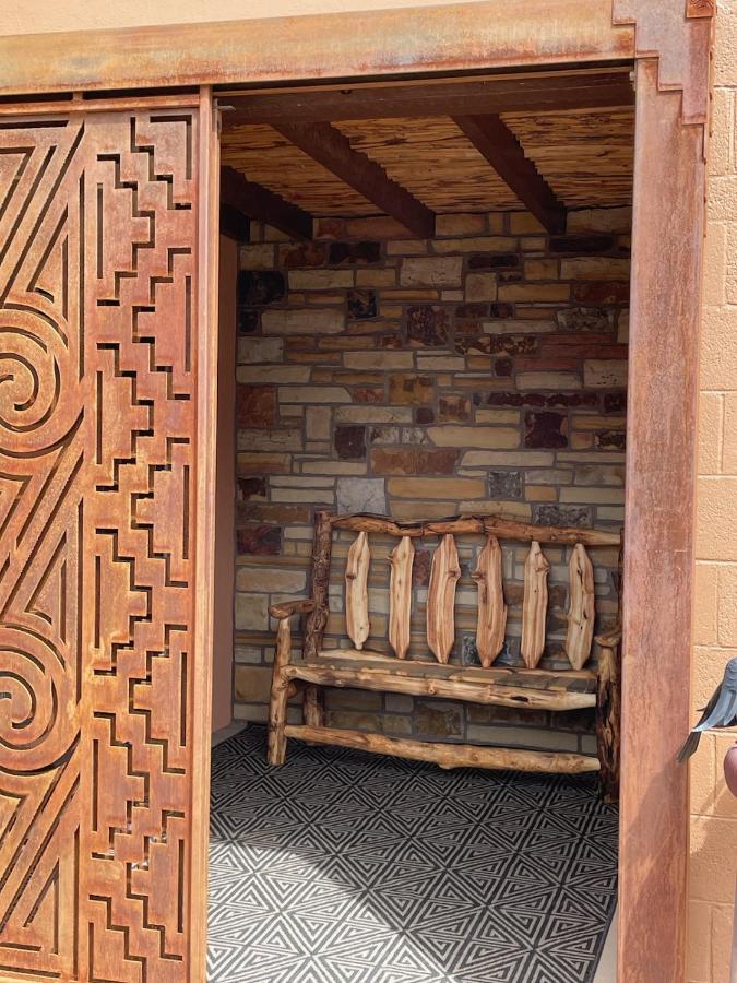Stone Lizard Lodge Бландинг Экстерьер фото