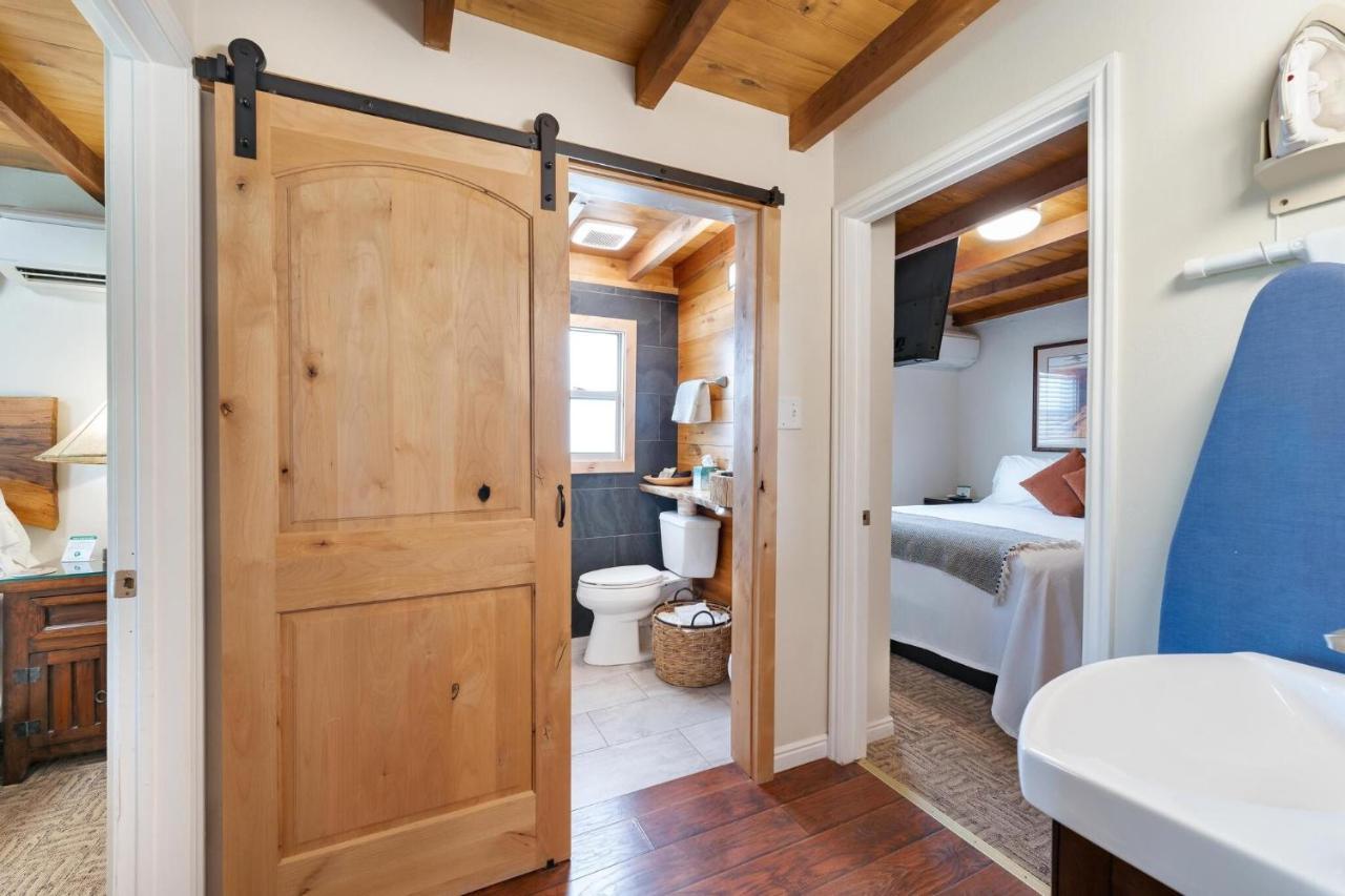 Stone Lizard Lodge Бландинг Экстерьер фото