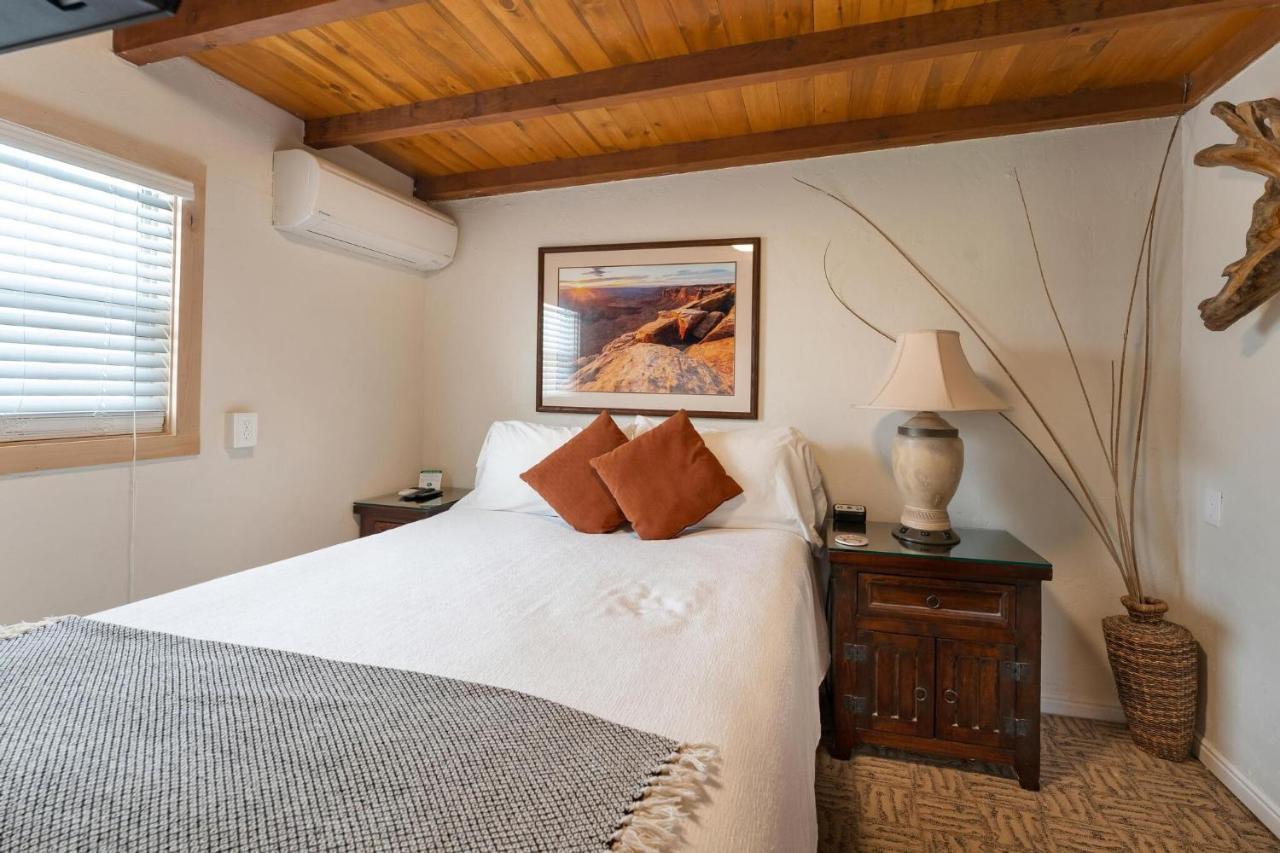 Stone Lizard Lodge Бландинг Экстерьер фото