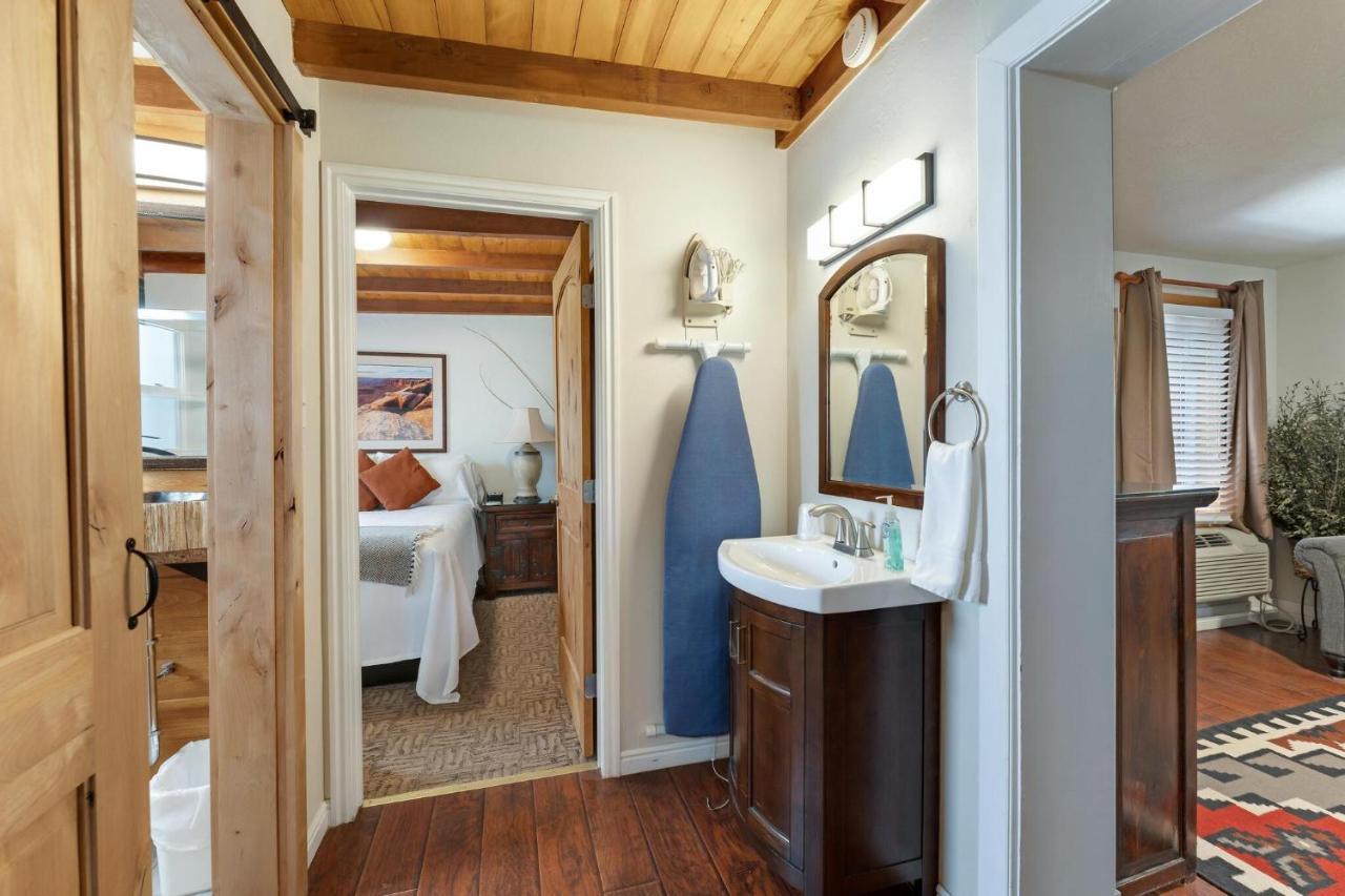 Stone Lizard Lodge Бландинг Экстерьер фото