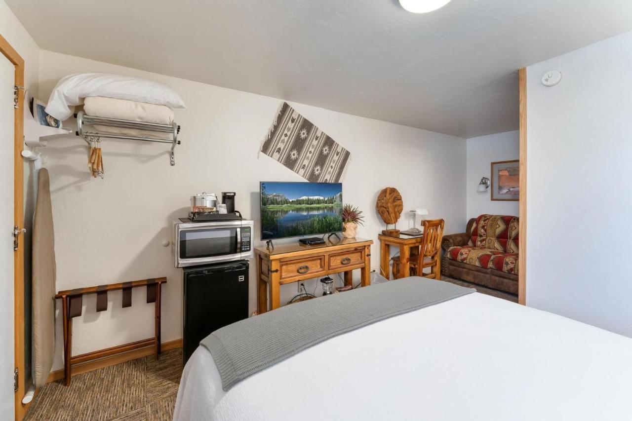 Stone Lizard Lodge Бландинг Экстерьер фото