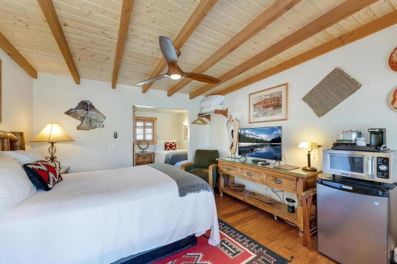 Stone Lizard Lodge Бландинг Экстерьер фото