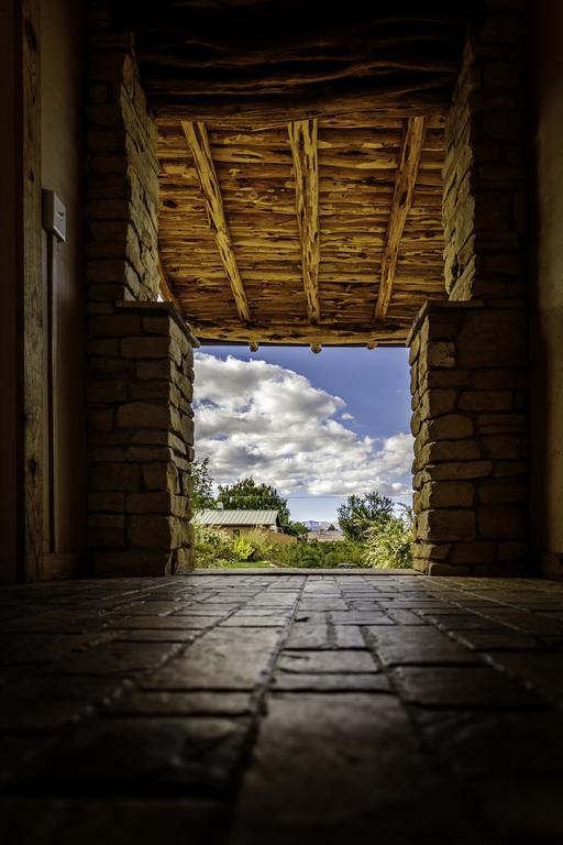 Stone Lizard Lodge Бландинг Экстерьер фото