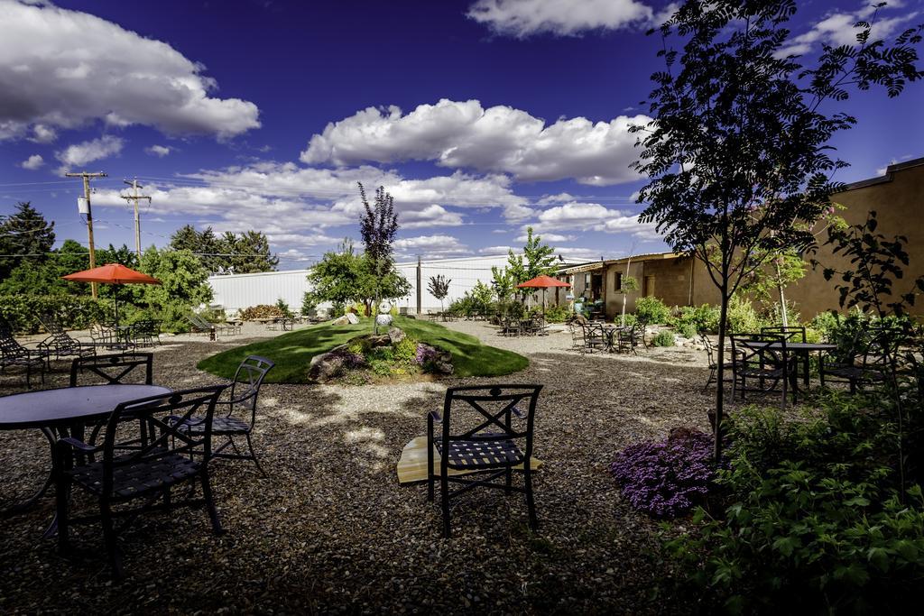 Stone Lizard Lodge Бландинг Экстерьер фото