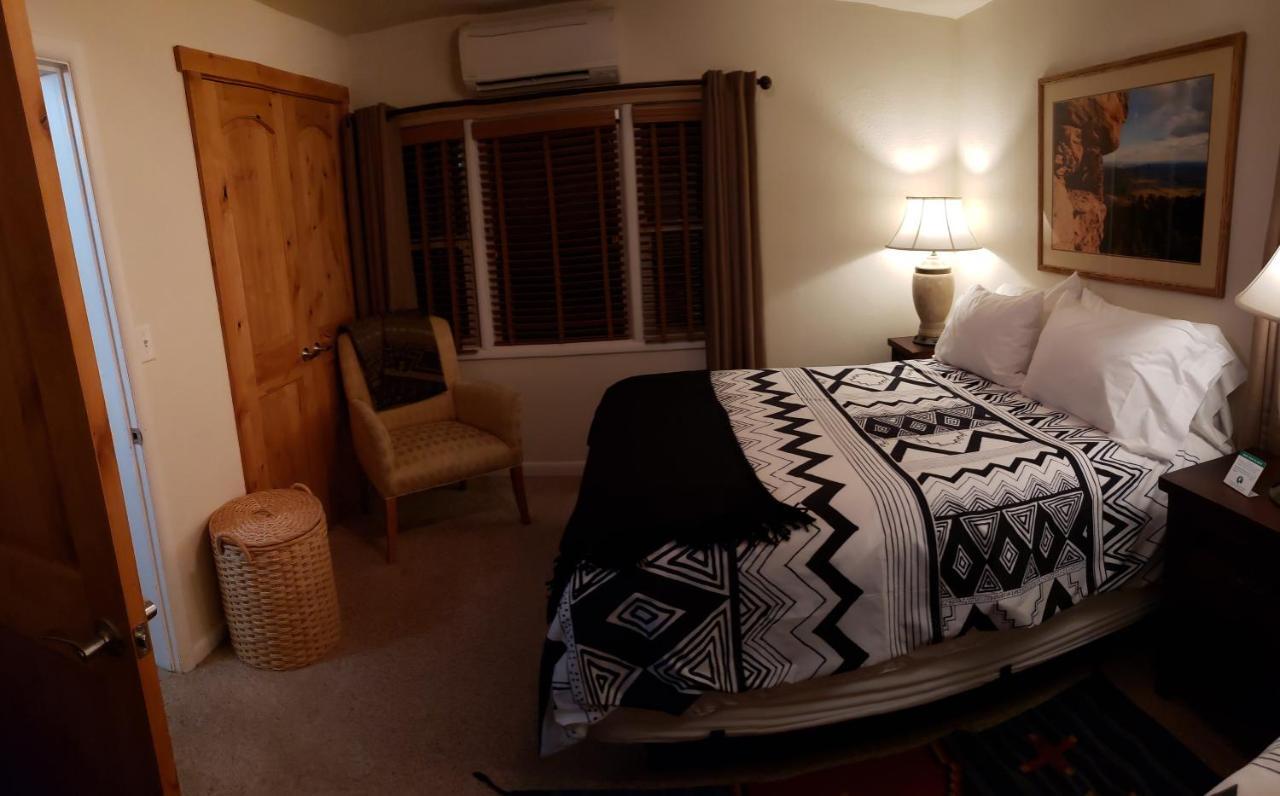 Stone Lizard Lodge Бландинг Экстерьер фото